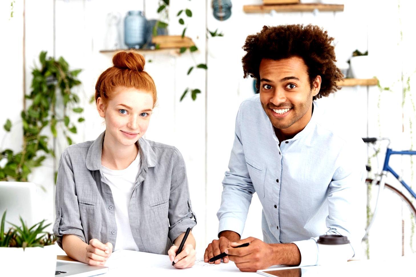 Teilnehmer bei der gemeinsamen Erarbeitung von Finanzanalysen