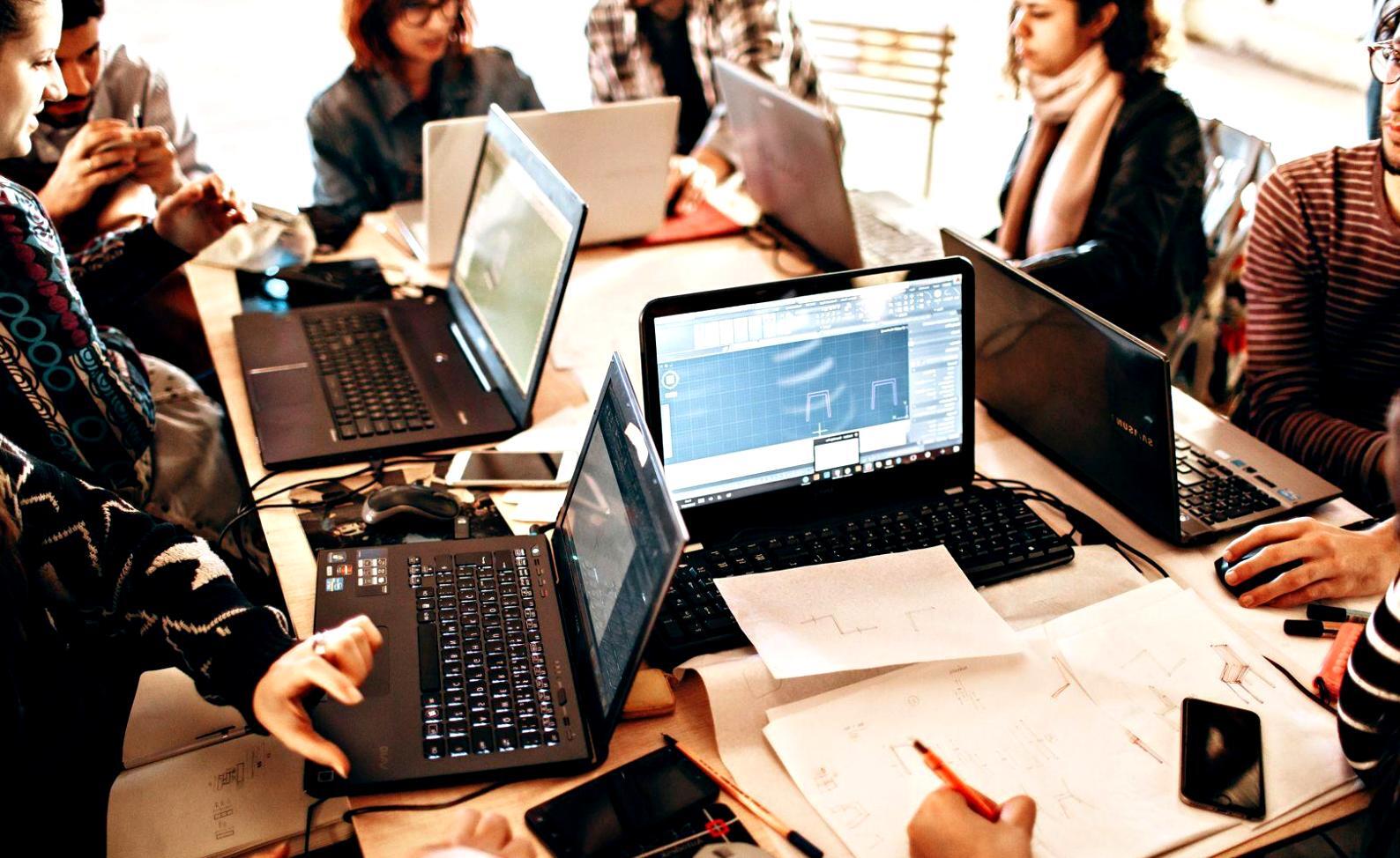 Konzentrierte Arbeit an Finanzanalysen