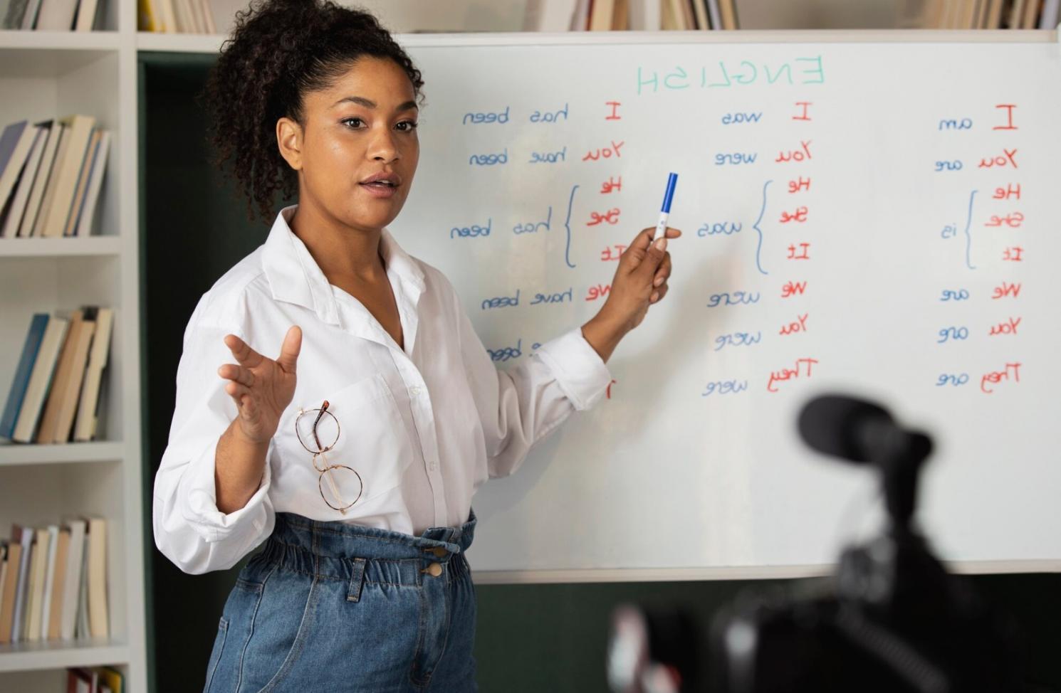 Geschäftsleute analysieren Finanzberichte gemeinsam