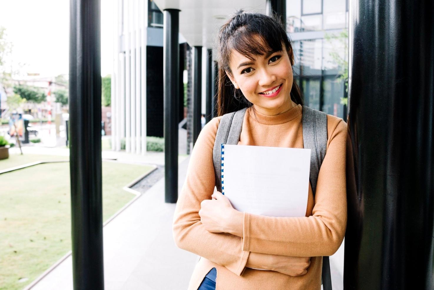 Teilnehmer beim Analysieren von Finanzunterlagen während einer Lernsitzung