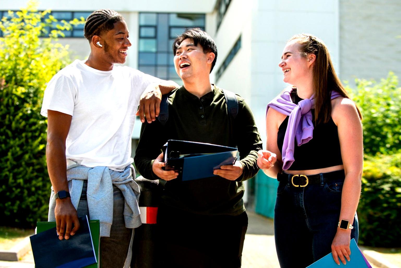 Teilnehmer arbeiten gemeinsam an Finanzanalysen