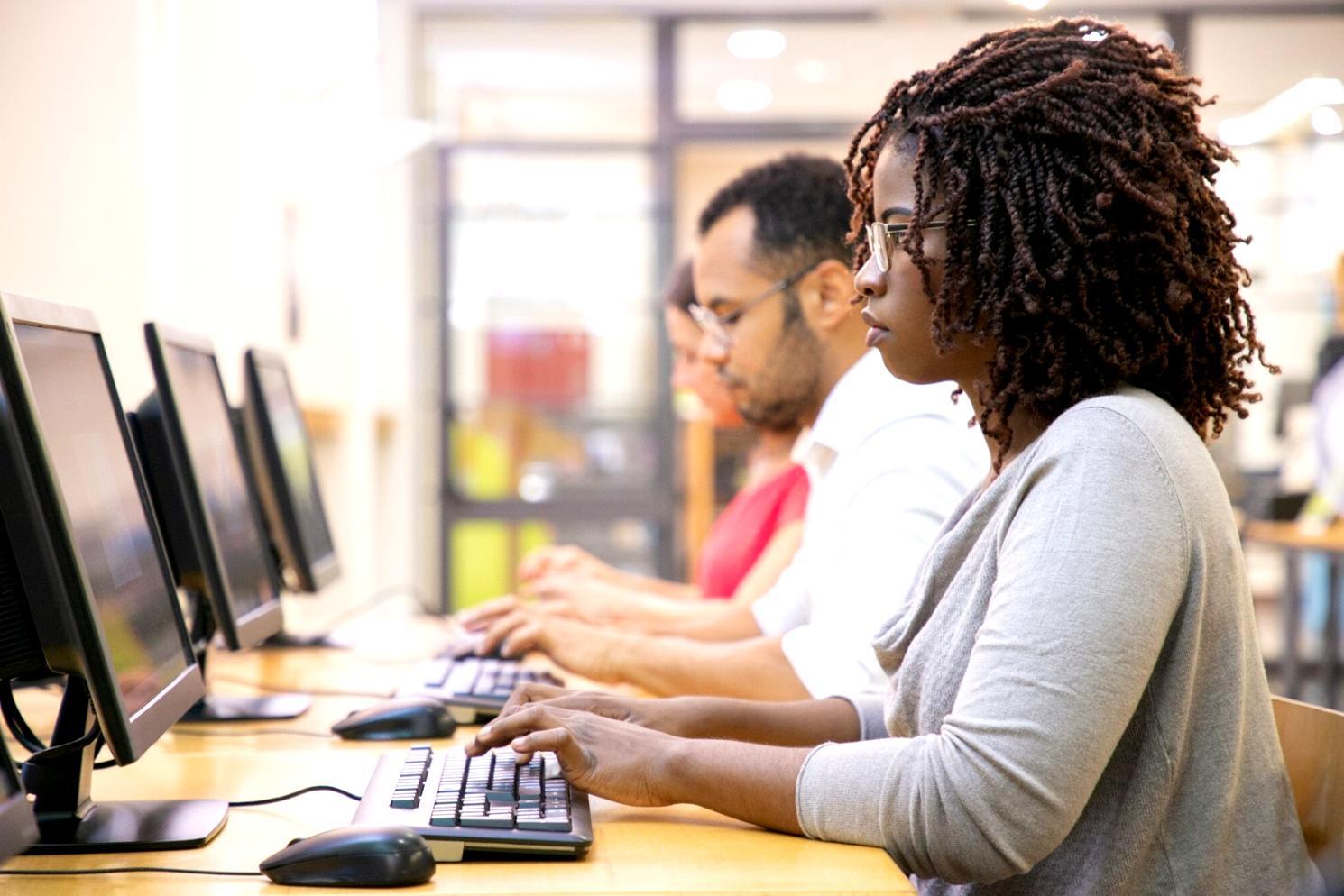 Finanzanalyse Arbeitsumgebung mit Dokumenten und Laptop